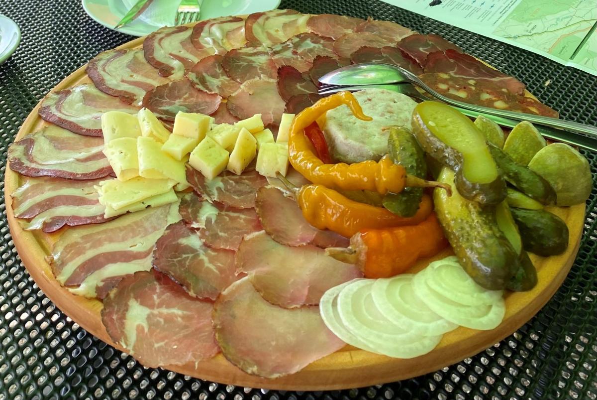 O sopihanju, o kurah pa (skoraj) nič