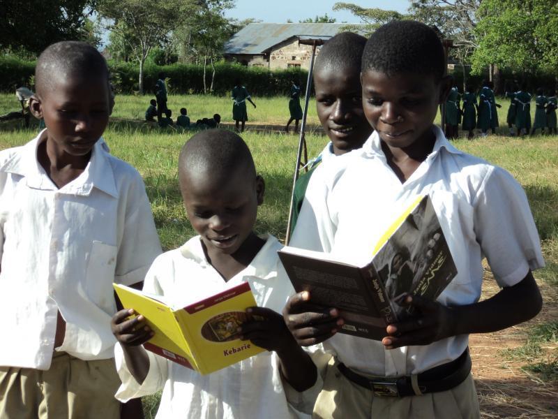 Knjige Janje Vidmar med afriškimi mladimi bralci