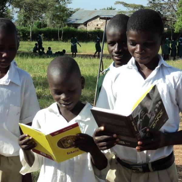 Knjige Janje Vidmar med afriškimi mladimi bralci
