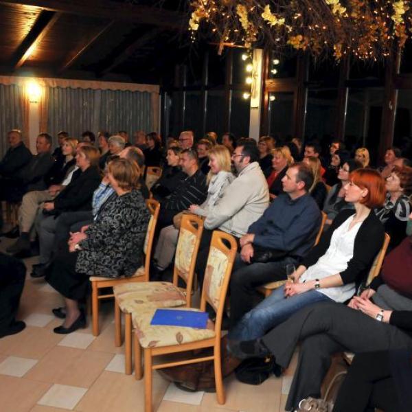 Praznovanje s predstavo Iztoka Mlakarja