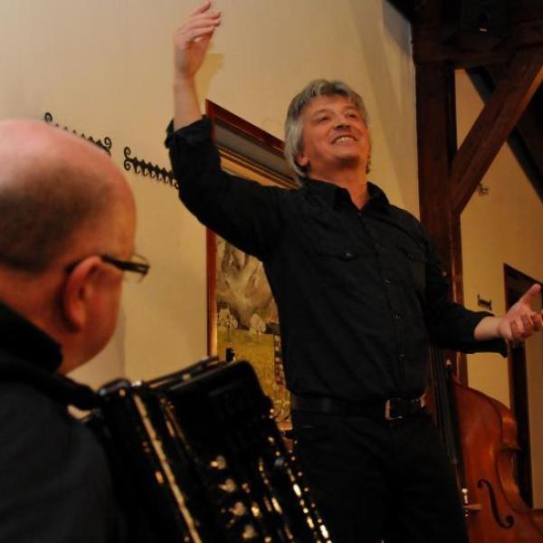 Praznovanje s predstavo Iztoka Mlakarja