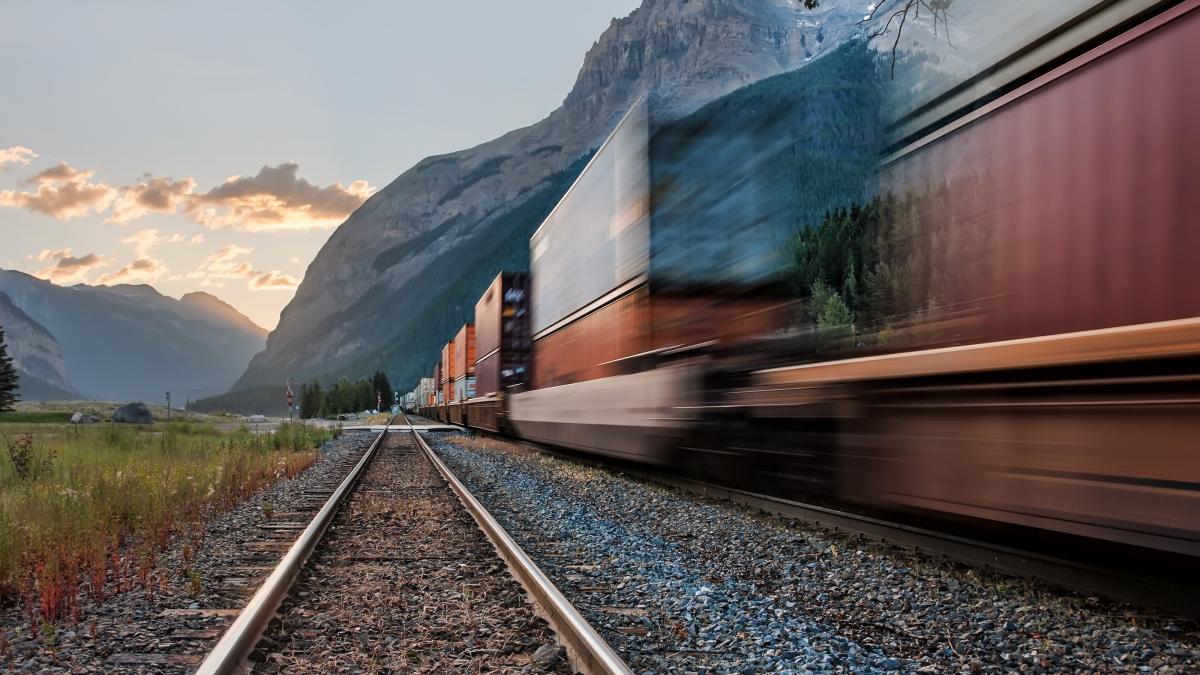 Preplet: knjige, vlaki, železniške postaje